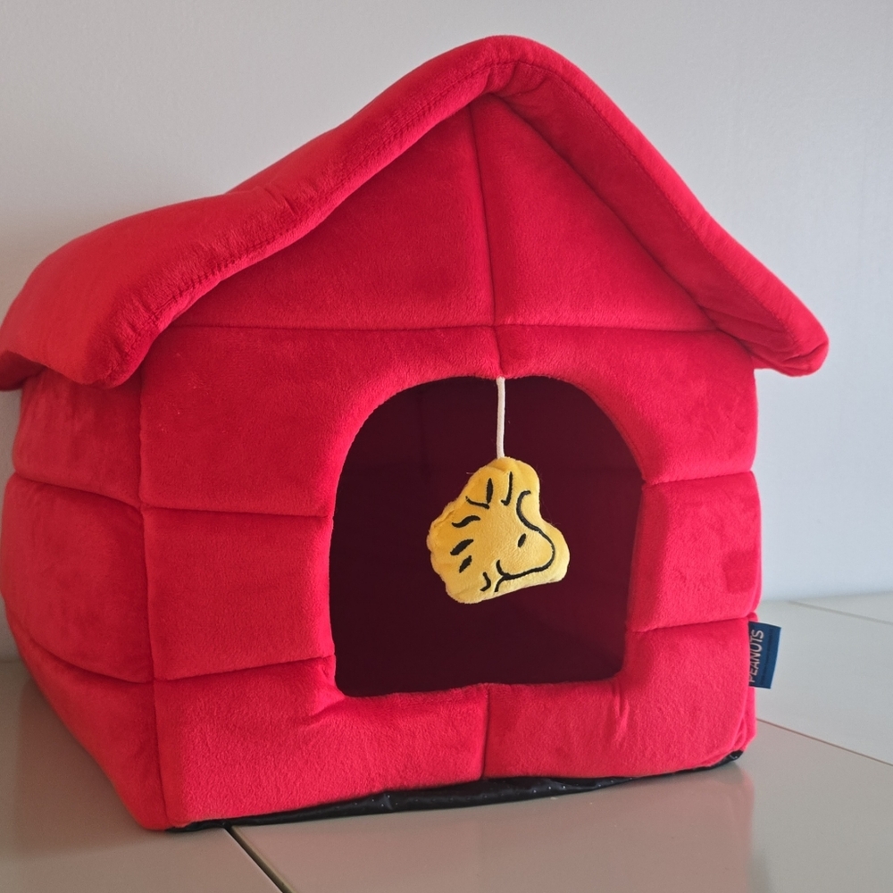 Snoopy house dog bed